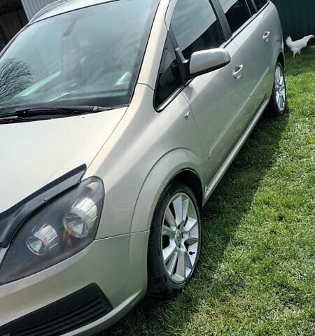 Серый Опель Зафира, объемом двигателя 1.9 л и пробегом 277 тыс. км за 4800 $, фото 2 на Automoto.ua