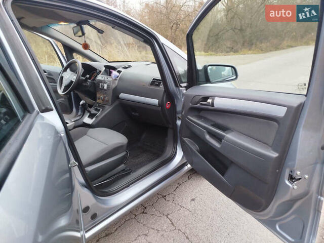 Серый Опель Зафира, объемом двигателя 1.6 л и пробегом 212 тыс. км за 4900 $, фото 9 на Automoto.ua