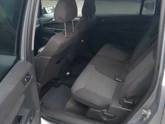 Серый Опель Зафира, объемом двигателя 1.6 л и пробегом 270 тыс. км за 5600 $, фото 5 на Automoto.ua