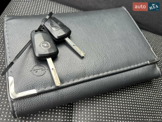 Серый Опель Зафира, объемом двигателя 1.6 л и пробегом 291 тыс. км за 3950 $, фото 38 на Automoto.ua