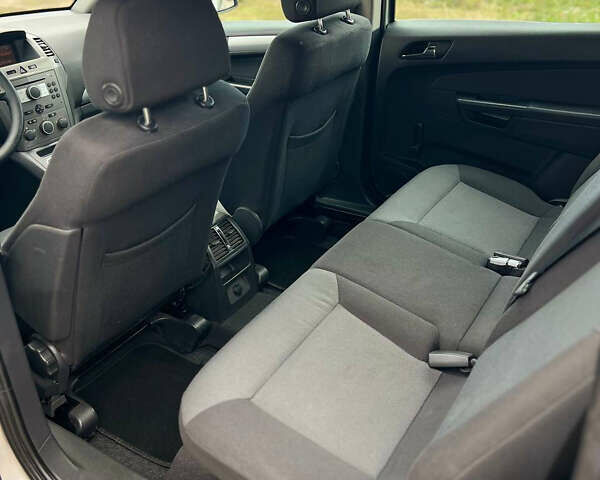 Сірий Опель Зафіра, об'ємом двигуна 1.6 л та пробігом 180 тис. км за 5700 $, фото 18 на Automoto.ua