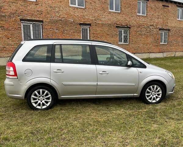 Серый Опель Зафира, объемом двигателя 1.8 л и пробегом 218 тыс. км за 4999 $, фото 3 на Automoto.ua