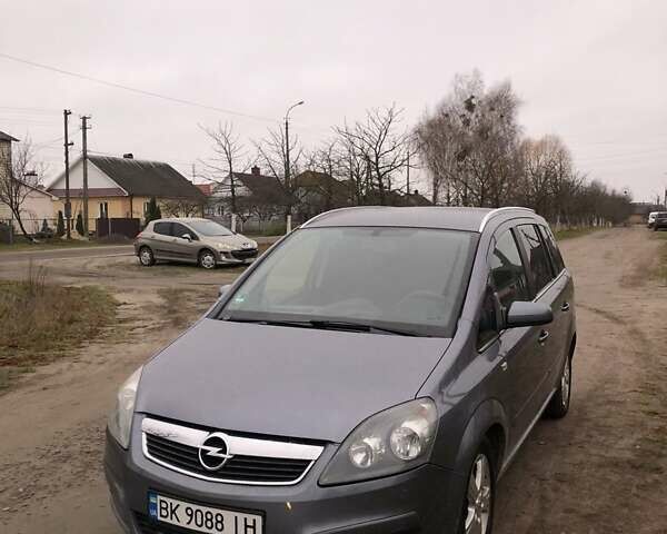 Серый Опель Зафира, объемом двигателя 1.9 л и пробегом 300 тыс. км за 4950 $, фото 3 на Automoto.ua