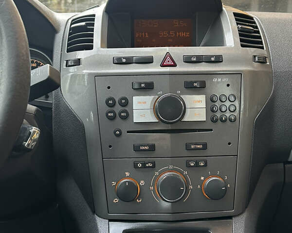 Серый Опель Зафира, объемом двигателя 1.8 л и пробегом 255 тыс. км за 5199 $, фото 49 на Automoto.ua