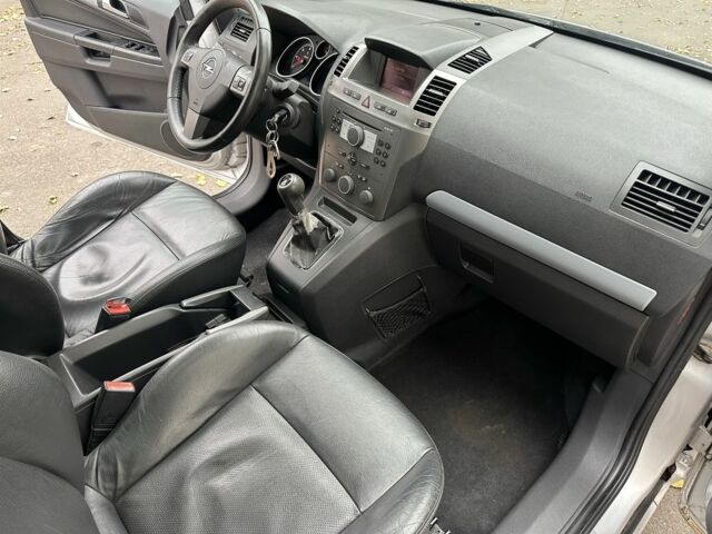 Серый Опель Зафира, объемом двигателя 1.9 л и пробегом 280 тыс. км за 3250 $, фото 15 на Automoto.ua