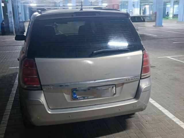 Серый Опель Зафира, объемом двигателя 1.8 л и пробегом 395 тыс. км за 4200 $, фото 2 на Automoto.ua