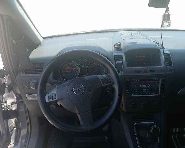 Серый Опель Зафира, объемом двигателя 1.8 л и пробегом 459 тыс. км за 5450 $, фото 2 на Automoto.ua