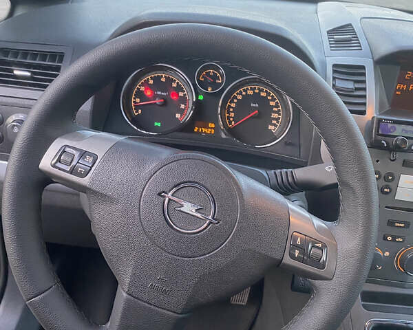 Серый Опель Зафира, объемом двигателя 1.8 л и пробегом 217 тыс. км за 5600 $, фото 11 на Automoto.ua