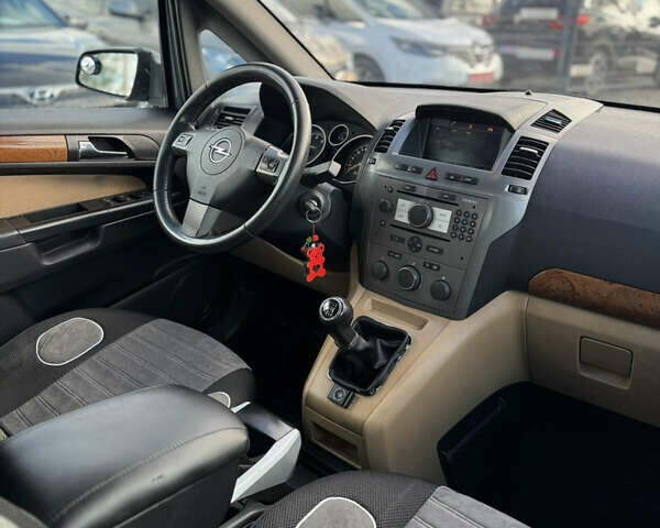 Серый Опель Зафира, объемом двигателя 2.2 л и пробегом 285 тыс. км за 4200 $, фото 28 на Automoto.ua