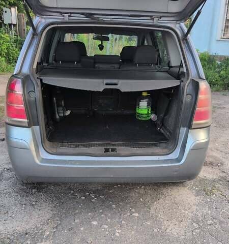 Серый Опель Зафира, объемом двигателя 1.9 л и пробегом 372 тыс. км за 2800 $, фото 5 на Automoto.ua