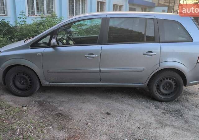 Серый Опель Зафира, объемом двигателя 1.9 л и пробегом 372 тыс. км за 2800 $, фото 2 на Automoto.ua