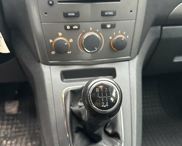 Серый Опель Зафира, объемом двигателя 1.6 л и пробегом 217 тыс. км за 5950 $, фото 38 на Automoto.ua