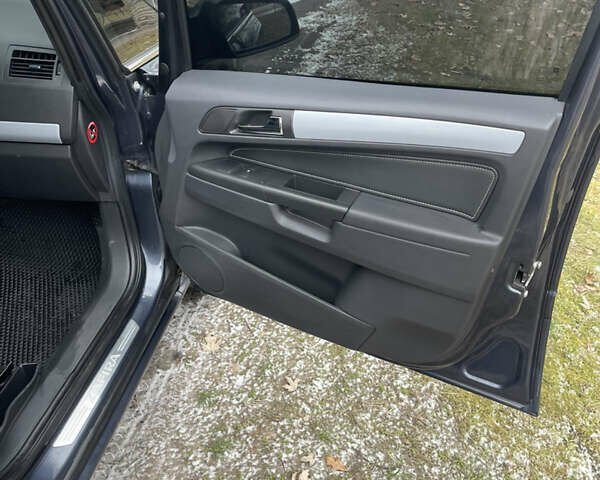 Серый Опель Зафира, объемом двигателя 2.2 л и пробегом 215 тыс. км за 8200 $, фото 42 на Automoto.ua