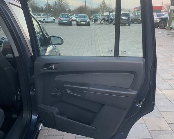 Серый Опель Зафира, объемом двигателя 1.8 л и пробегом 217 тыс. км за 5600 $, фото 23 на Automoto.ua