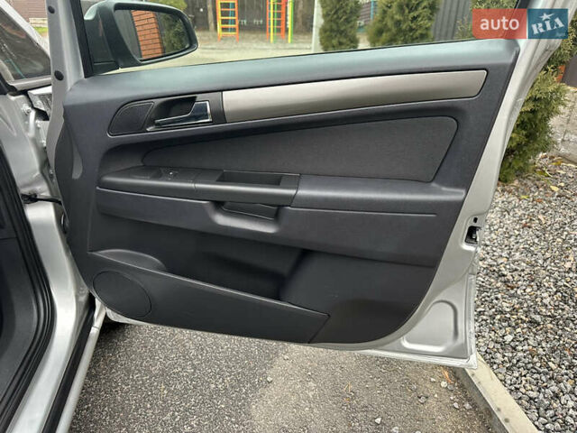 Серый Опель Зафира, объемом двигателя 1.6 л и пробегом 217 тыс. км за 5950 $, фото 56 на Automoto.ua