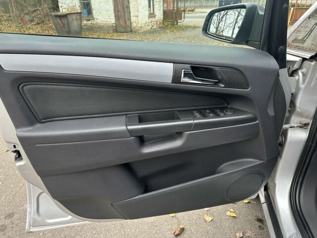 Серый Опель Зафира, объемом двигателя 1.9 л и пробегом 280 тыс. км за 3250 $, фото 19 на Automoto.ua