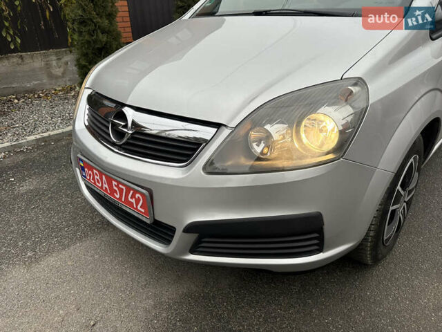 Серый Опель Зафира, объемом двигателя 1.6 л и пробегом 217 тыс. км за 5950 $, фото 26 на Automoto.ua