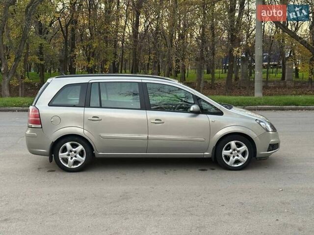 Серый Опель Зафира, объемом двигателя 1.8 л и пробегом 327 тыс. км за 4100 $, фото 5 на Automoto.ua