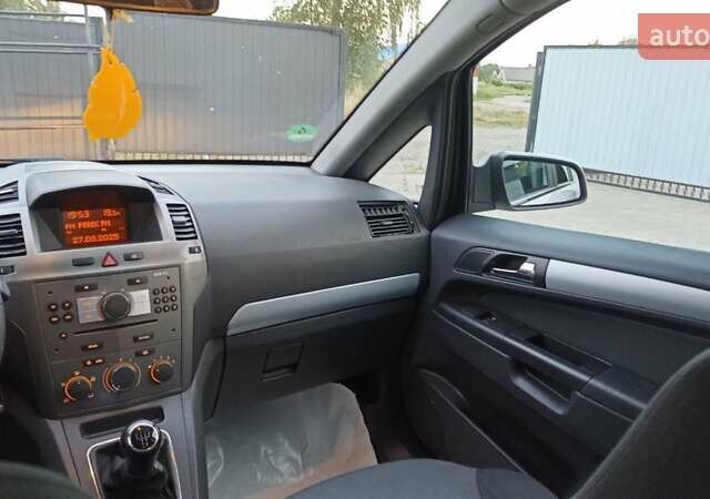 Серый Опель Зафира, объемом двигателя 1.6 л и пробегом 197 тыс. км за 6050 $, фото 3 на Automoto.ua