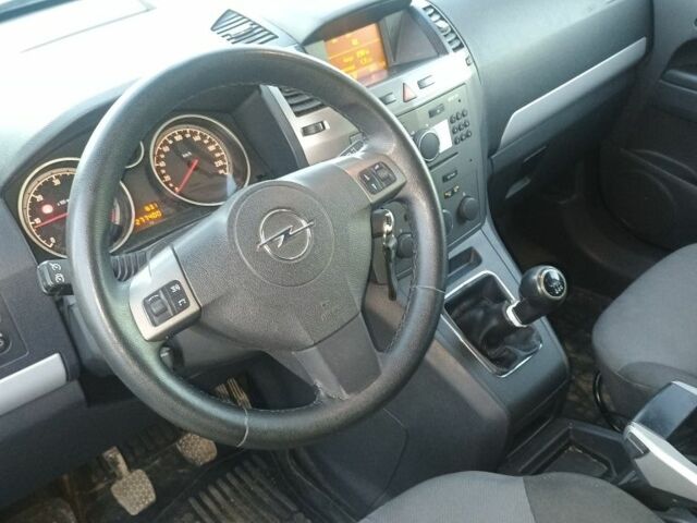 Серый Опель Зафира, объемом двигателя 1.9 л и пробегом 277 тыс. км за 5700 $, фото 2 на Automoto.ua