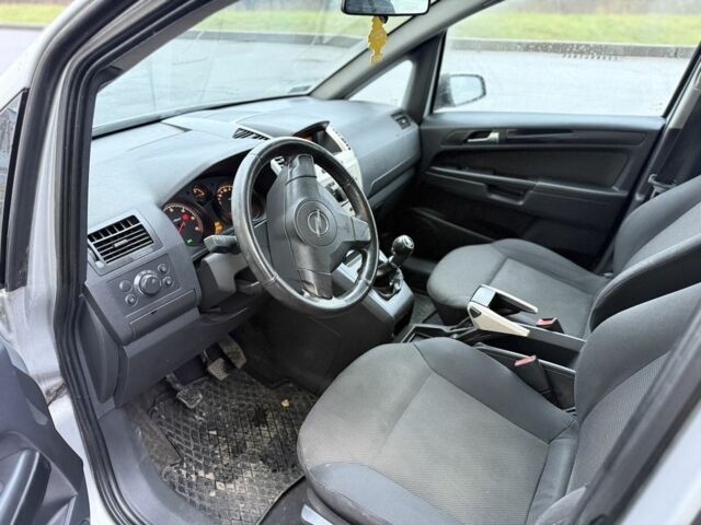 Серый Опель Зафира, объемом двигателя 1.9 л и пробегом 185 тыс. км за 3000 $, фото 6 на Automoto.ua