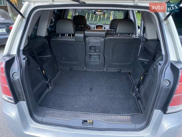 Серый Опель Зафира, объемом двигателя 1.9 л и пробегом 284 тыс. км за 6500 $, фото 4 на Automoto.ua