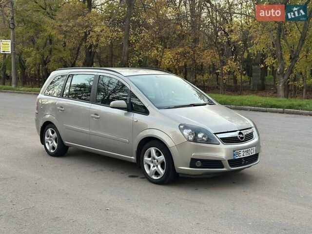 Серый Опель Зафира, объемом двигателя 1.8 л и пробегом 327 тыс. км за 4100 $, фото 1 на Automoto.ua