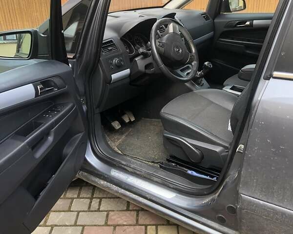 Серый Опель Зафира, объемом двигателя 1.9 л и пробегом 228 тыс. км за 5700 $, фото 1 на Automoto.ua