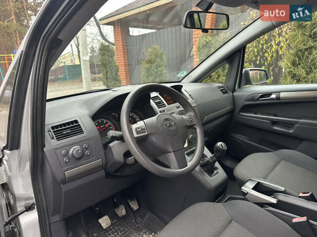 Серый Опель Зафира, объемом двигателя 1.6 л и пробегом 217 тыс. км за 5950 $, фото 32 на Automoto.ua