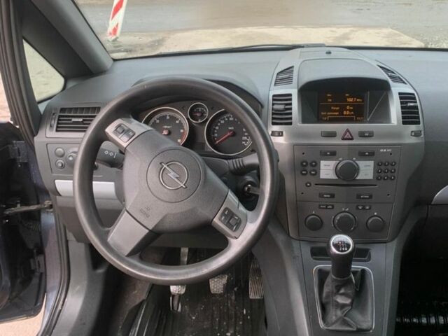 Серый Опель Зафира, объемом двигателя 1.9 л и пробегом 345 тыс. км за 2400 $, фото 4 на Automoto.ua