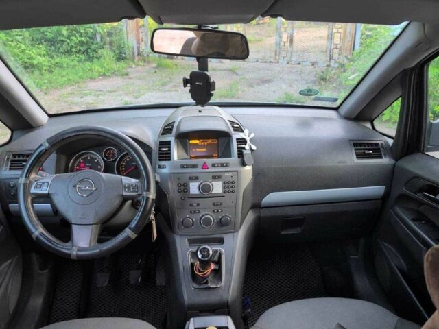 Серый Опель Зафира, объемом двигателя 1.9 л и пробегом 372 тыс. км за 2800 $, фото 7 на Automoto.ua