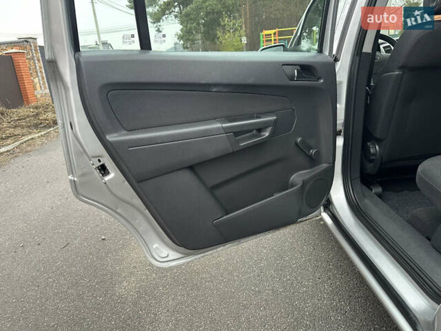 Серый Опель Зафира, объемом двигателя 1.6 л и пробегом 217 тыс. км за 5950 $, фото 45 на Automoto.ua