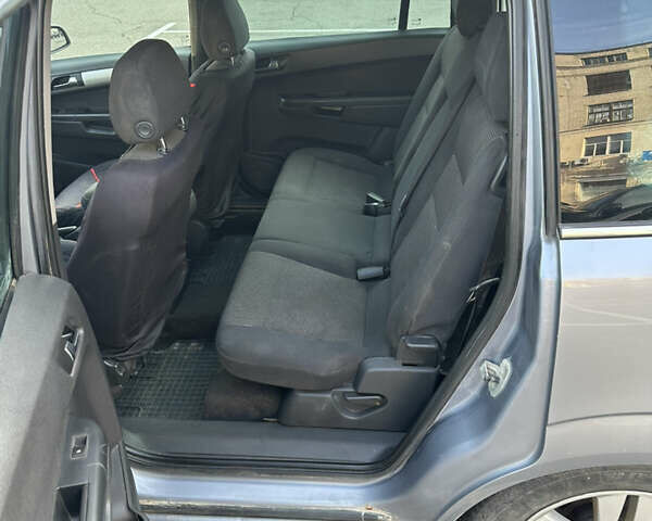 Серый Опель Зафира, объемом двигателя 1.9 л и пробегом 404 тыс. км за 2250 $, фото 5 на Automoto.ua