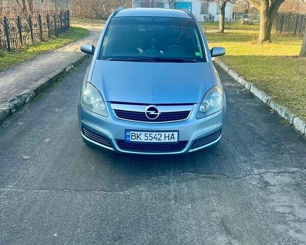 Серый Опель Зафира, объемом двигателя 1.6 л и пробегом 300 тыс. км за 5200 $, фото 1 на Automoto.ua