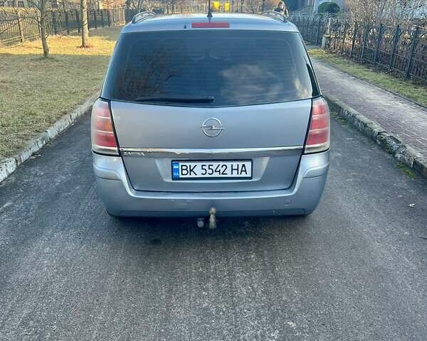 Серый Опель Зафира, объемом двигателя 1.6 л и пробегом 300 тыс. км за 5200 $, фото 5 на Automoto.ua