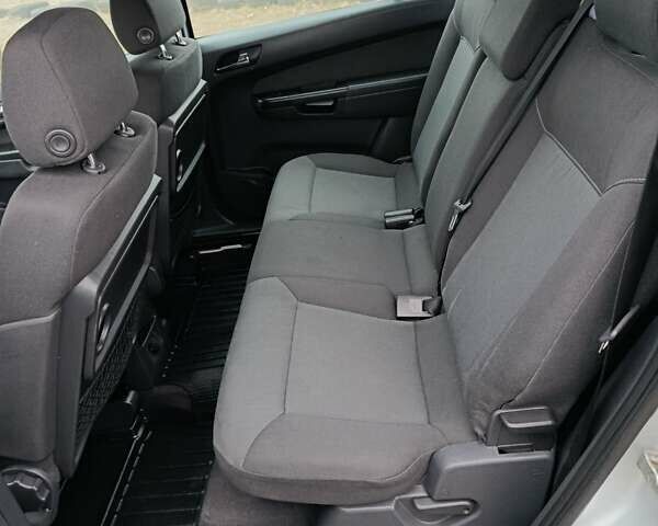 Серый Опель Зафира, объемом двигателя 1.9 л и пробегом 240 тыс. км за 5950 $, фото 2 на Automoto.ua