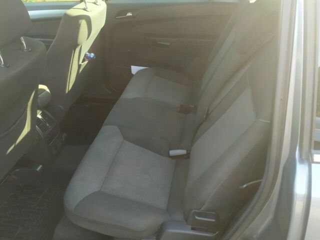 Серый Опель Зафира, объемом двигателя 1.6 л и пробегом 211 тыс. км за 5000 $, фото 4 на Automoto.ua