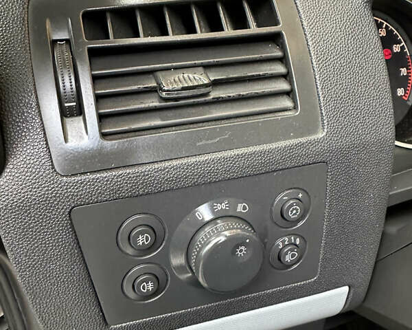 Серый Опель Зафира, объемом двигателя 1.8 л и пробегом 255 тыс. км за 5199 $, фото 25 на Automoto.ua