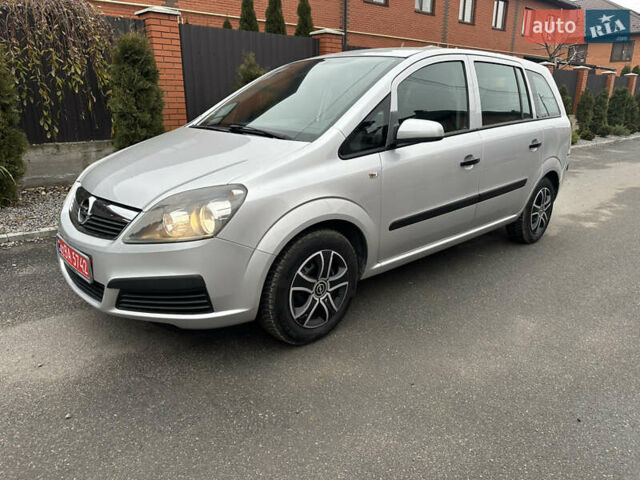 Серый Опель Зафира, объемом двигателя 1.6 л и пробегом 217 тыс. км за 5950 $, фото 3 на Automoto.ua