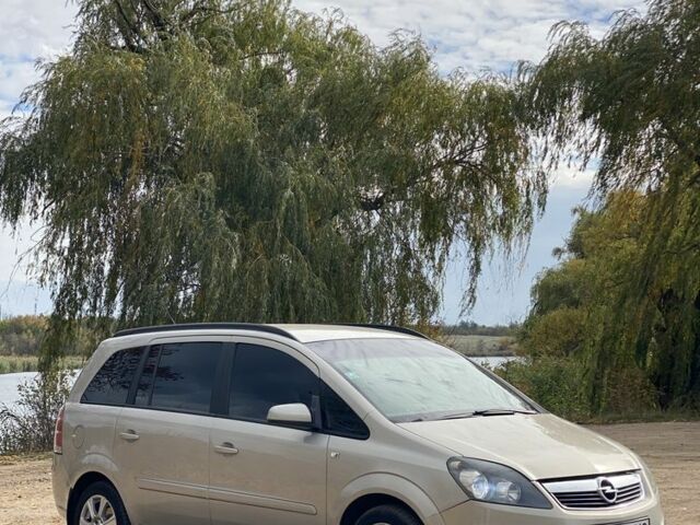 Серый Опель Зафира, объемом двигателя 1.8 л и пробегом 182 тыс. км за 6000 $, фото 1 на Automoto.ua