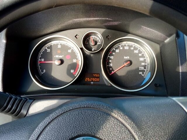 Опель Зафира 2007 в Белой Церкве на Automoto.ua Серый Опель Зафира, объемом двигателя 1.9 л и пробегом 253 тыс. км за 4500 $, фото 4 на Automoto.ua