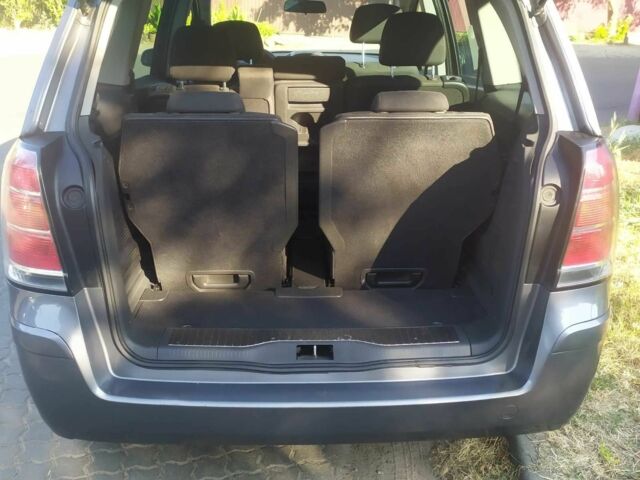 Серый Опель Зафира, объемом двигателя 1.6 л и пробегом 211 тыс. км за 5000 $, фото 2 на Automoto.ua