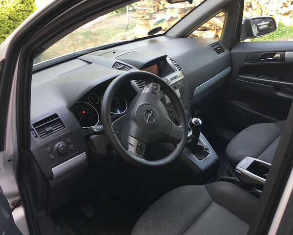 Серый Опель Зафира, объемом двигателя 1.91 л и пробегом 284 тыс. км за 5500 $, фото 3 на Automoto.ua