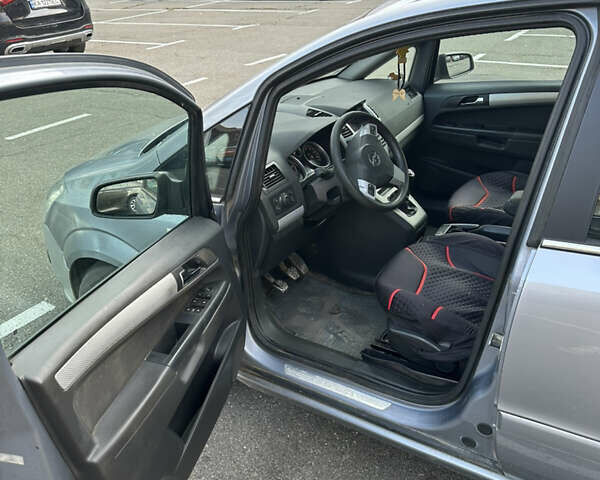 Серый Опель Зафира, объемом двигателя 1.9 л и пробегом 404 тыс. км за 2250 $, фото 4 на Automoto.ua