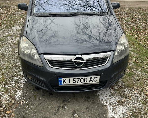 Серый Опель Зафира, объемом двигателя 2.2 л и пробегом 215 тыс. км за 8200 $, фото 1 на Automoto.ua