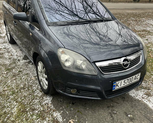 Серый Опель Зафира, объемом двигателя 2.2 л и пробегом 215 тыс. км за 8200 $, фото 4 на Automoto.ua