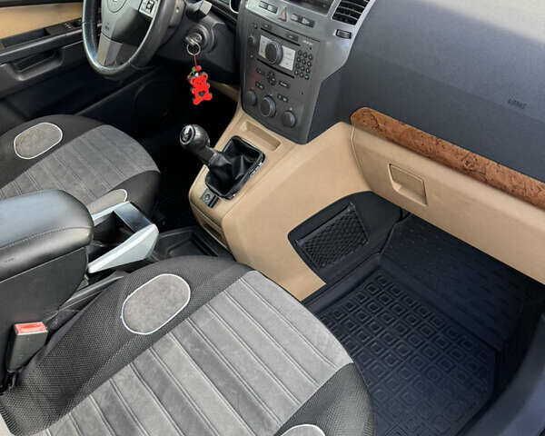 Серый Опель Зафира, объемом двигателя 2.2 л и пробегом 285 тыс. км за 4200 $, фото 22 на Automoto.ua