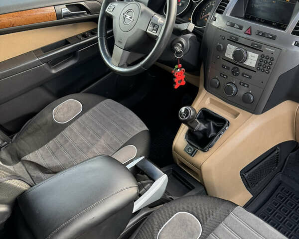 Серый Опель Зафира, объемом двигателя 2.2 л и пробегом 285 тыс. км за 4200 $, фото 23 на Automoto.ua