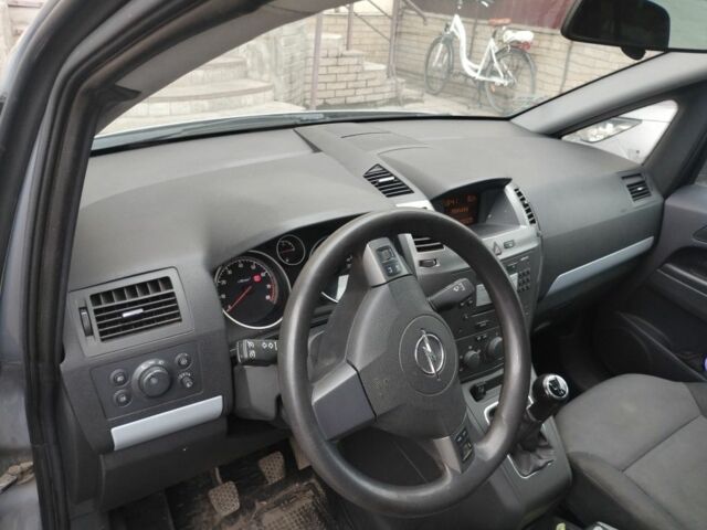 Серый Опель Зафира, объемом двигателя 1.6 л и пробегом 260 тыс. км за 4400 $, фото 6 на Automoto.ua