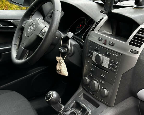 Серый Опель Зафира, объемом двигателя 1.6 л и пробегом 342 тыс. км за 6500 $, фото 13 на Automoto.ua